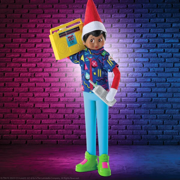 Junior Magazine This 80s inspired outfit with a special MagiFreez™ design to give your Scout Elves super standing power to create elf scenes that rise above the rest.