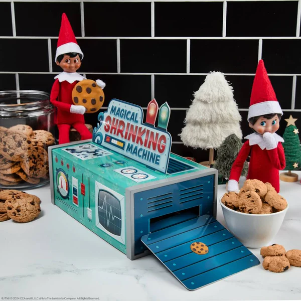 Junior Magazine You can set the perfect scenes with this insta moments reversible props featuring a magic shrinking machine and hot cocoa stand. Includes plastic scene supports, mini cookies (one big and one small) and elf-size mugs