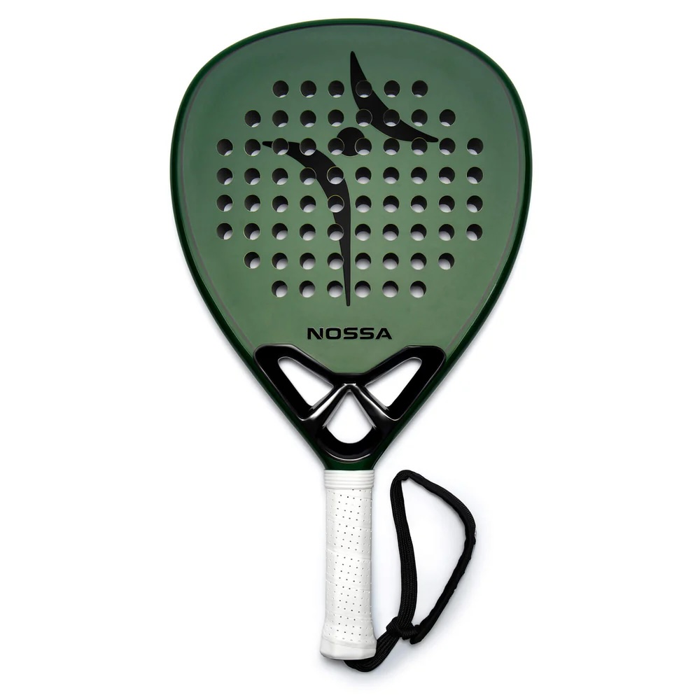 Junior Magazine He’ll be the chicest on the Padel court with this lightweight racket that ensures a solid and smooth hit.