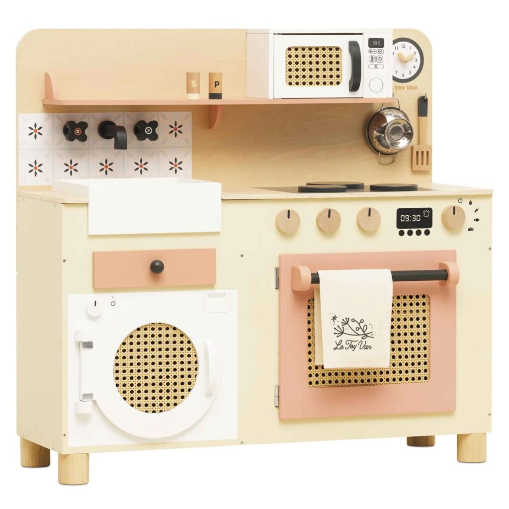 Junior Magazine Be still our beating heart! How gorgeous is this generous play kitchen? The rattan details, the butlers sink, the retro tiles, the embroidered tea-towel… we could go on! Ideal for multi-child play with all the family getting stuck in.